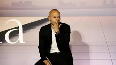 Iniesta dice adiós entre lágrimas y rodeado de leyendas Iniesta dice adiós entre lágrimas y rodeado de leyendas