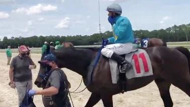 Jockey celebra 40 años como profesional con montas en el meeting que debutó