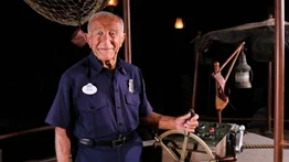 Empleado de Disney cumple 62 años de antigüedad 