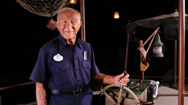 Empleado de Disney cumple 62 años de antigüedad 