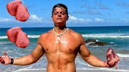 Gianpiero Fusco casi se ahoga con un trozo de carne