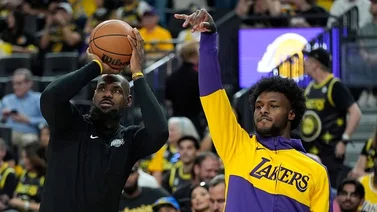 ¡De veterano a novato! Así motivó LeBron James a su hijo Bronny durante su primer juego en la NBA 