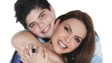 Víctor, hijo de la Miss Universo Bárbara Palacios, sorprende por su físico 