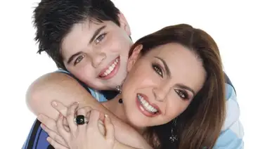 Víctor, hijo de la Miss Universo Bárbara Palacios, sorprende por su físico Víctor, hijo de la Miss Universo Bárbara Palacios, sorprende por su físico