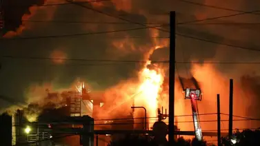 Registran gran incendio en la refinería de Chevron cerca de Los Ángeles (+Detalles)