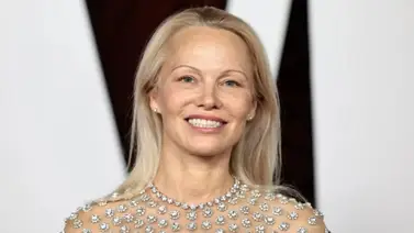 ¡Ya no es rubia! Mira el nuevo look de la sensual Pamela Anderson