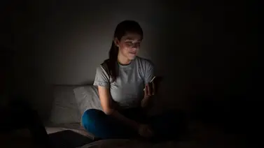 Uso del celular en la oscuridad podría repercutir gravemente en la salud, según estudio 