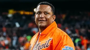 Miguel Cabrera hace el primer lanzamiento previo al Juego 3 entre Detroit y Seattle
