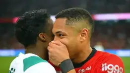 Vitor Roque le enseña a Endrick el camino a seguir