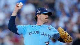 MLB: Shane Bieber firma marca histórica con Toronto en la Serie Mundial