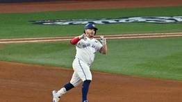 Récord Histórico: Kirk supera a Vinny Castilla como el mexicano con más hits en Postemporada