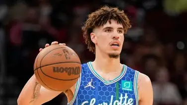LaMelo Ball es multado con increíble millonada por gesto obsceno al cuerpo arbitral LaMelo Ball es multado con increíble millonada por gesto obsceno al cuerpo arbitral