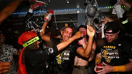 Fiesta en el camerino de San Diego: Kwanza Jones baila con Fernando Tatis Jr. tras clasificar a la Serie de División
