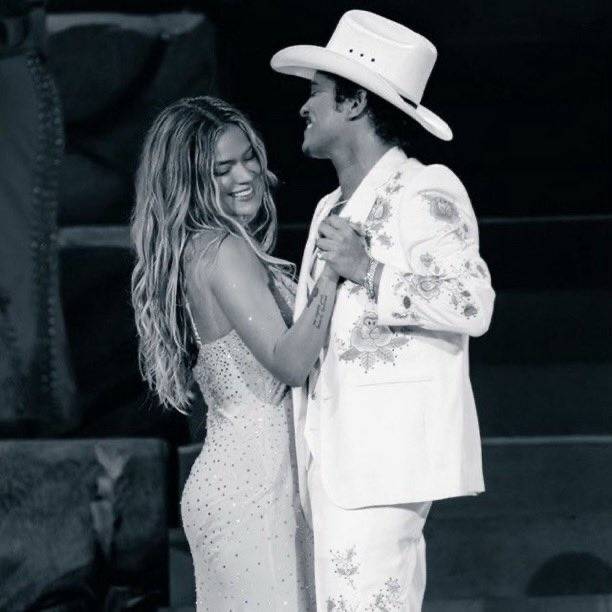 Bruno Mars y Karol G vuelven a protagonizar un romántico encuentro: ¿Hay corazón? Bruno Mars y Karol G vuelven a protagonizar un romántico encuentro: ¿Hay corazón?