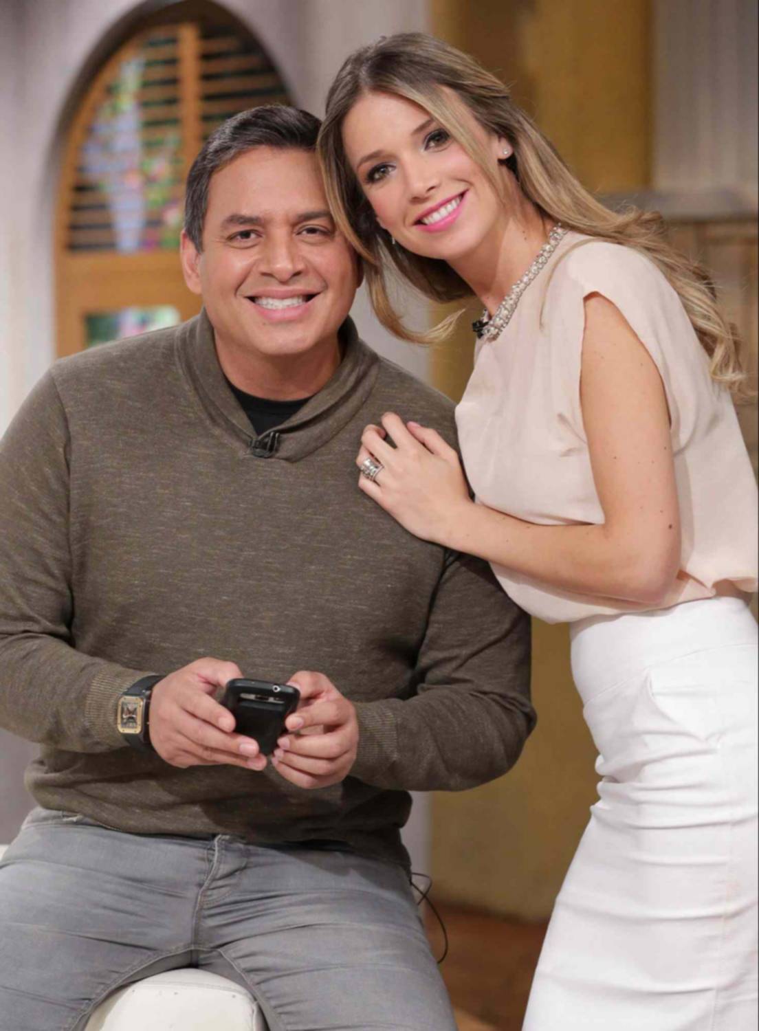 Pareja de Daniel Sarcos se somete a cirugía para tratar dolorosa condición de salud