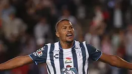 Salomón Rondón marcó doblete agónico y rescata al Pachuca ante Necaxa