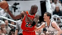 NBA: La millonaria fortuna que pagaron por la camiseta roja de Michael Jordan