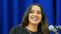 Diseñadora venezolana conquista Los Ángeles con una capa inspirada en el Salto Ángel