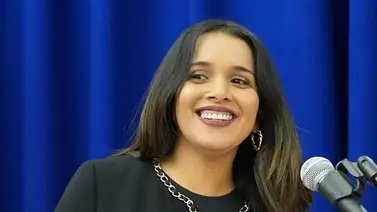 Diseñadora venezolana conquista Los Ángeles con una capa inspirada en el Salto Ángel Diseñadora venezolana conquista Los Ángeles con una capa inspirada en el Salto Ángel