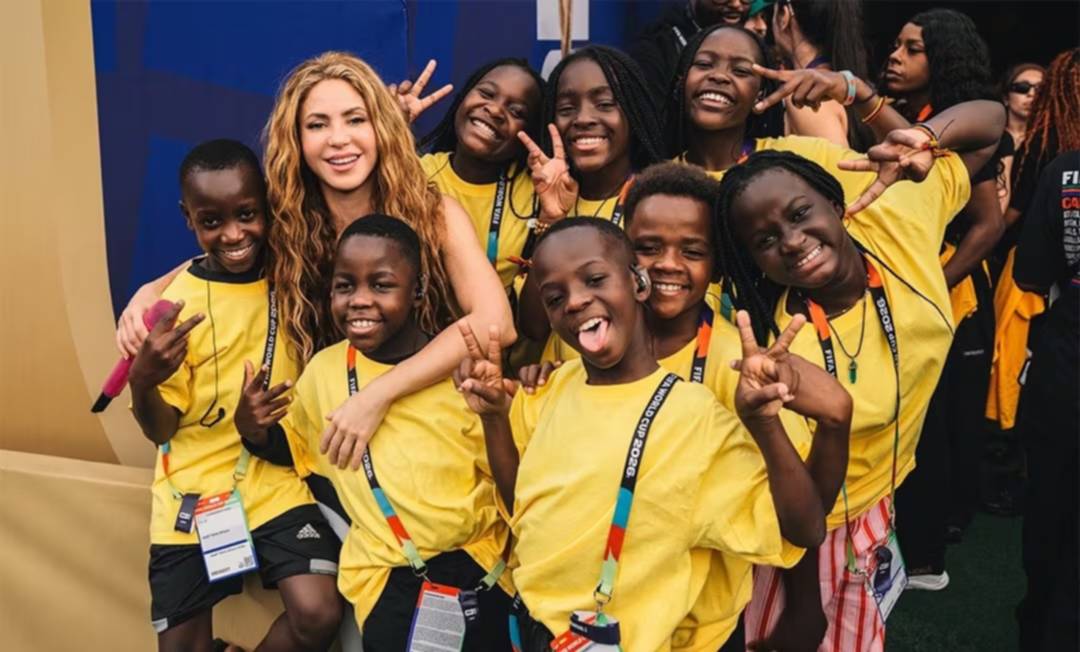 Shakira llena de alegría a los niños de Uganda con regalos Shakira llena de alegría a los niños de Uganda con regalos