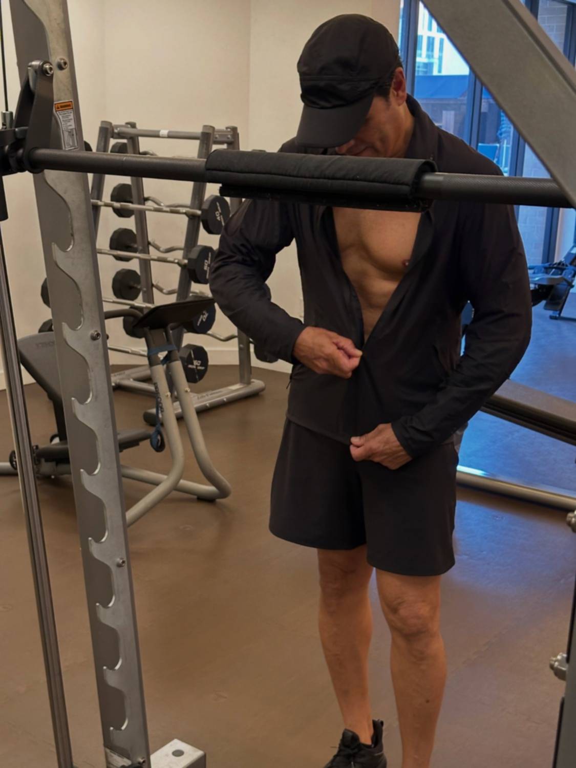 Chayanne muestra los abdominales que se gasta a los 58 años