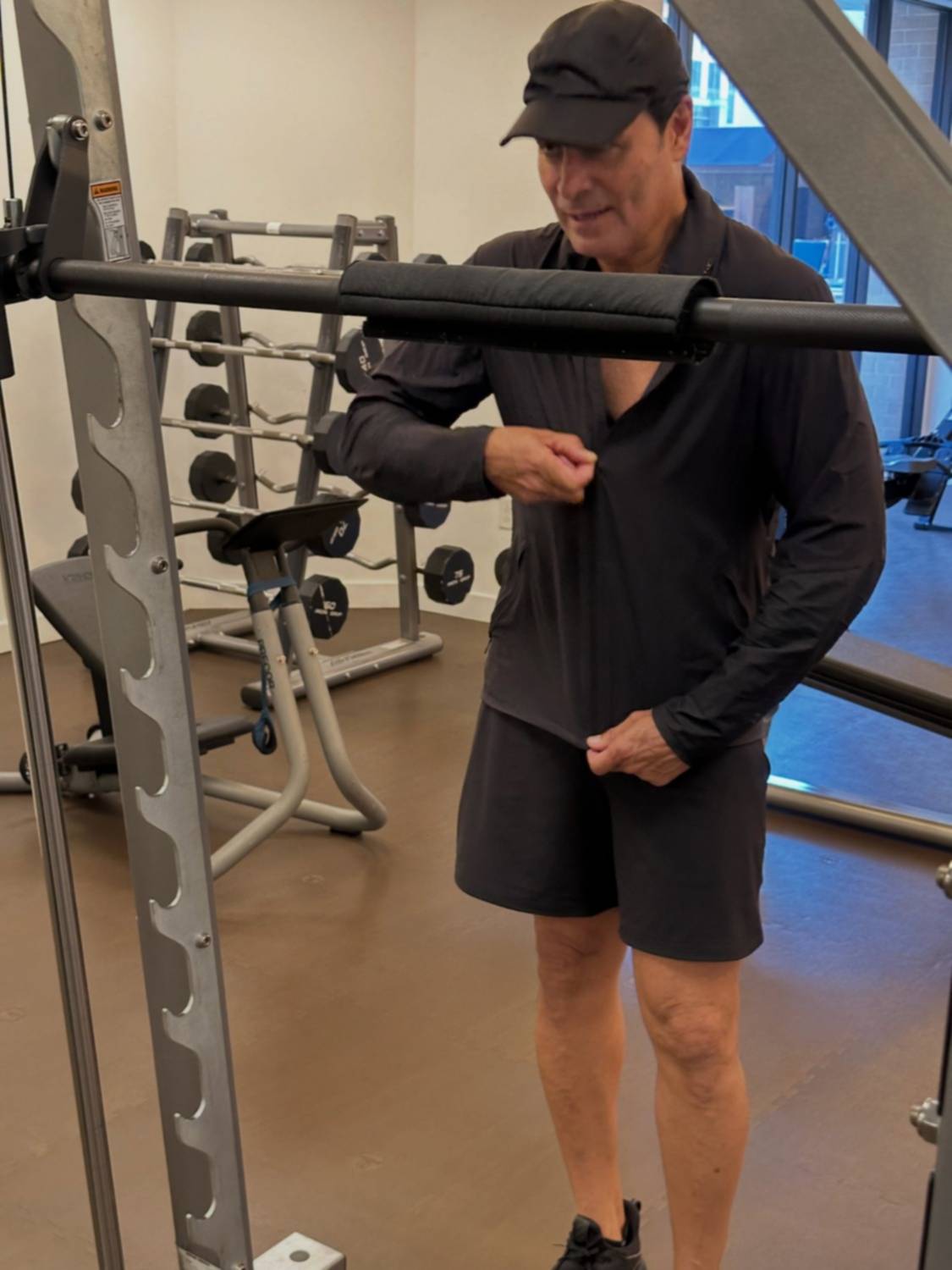 Chayanne muestra los abdominales que se gasta a los 58 años