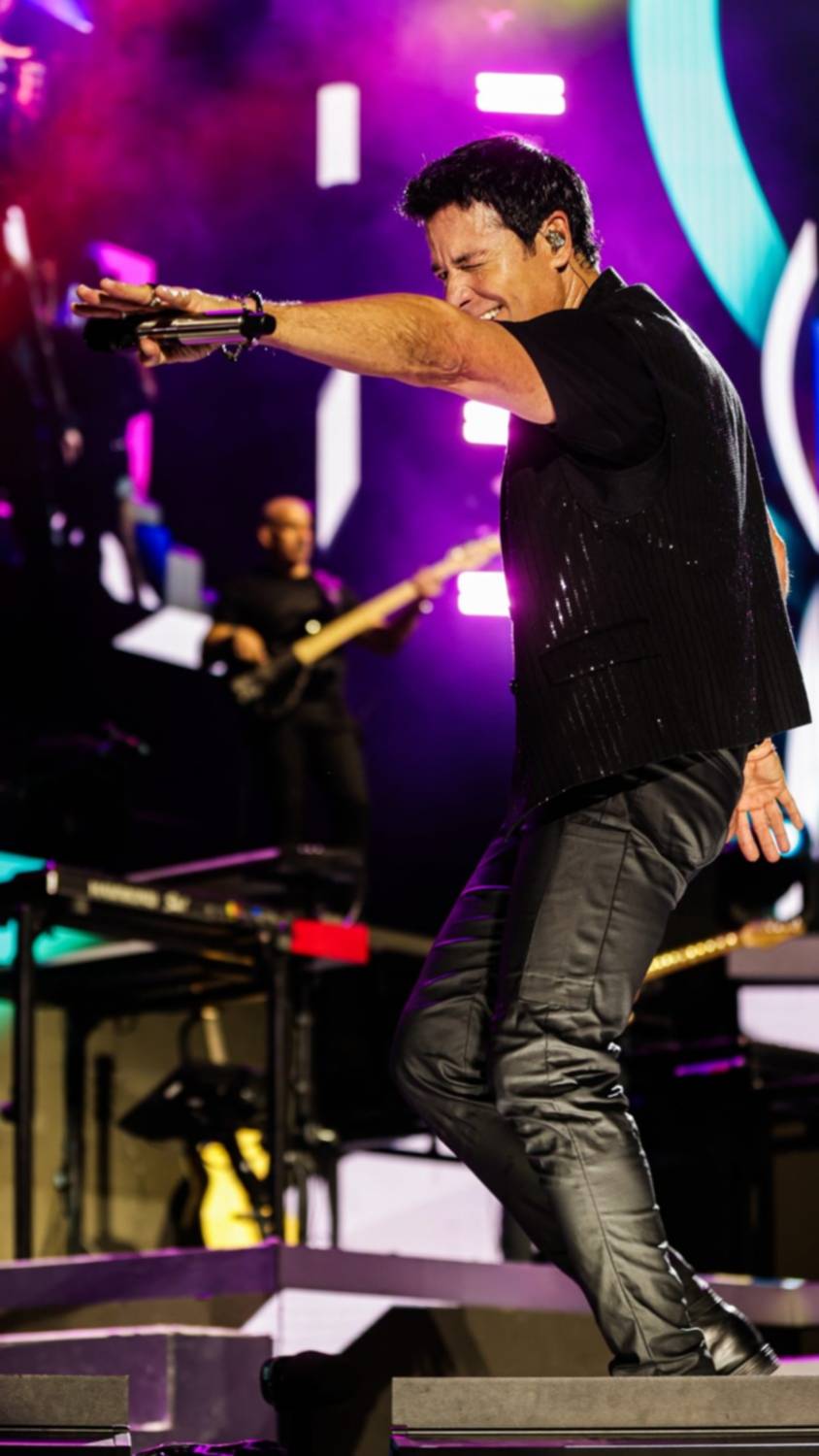 Chayanne muestra los abdominales que se gasta a los 58 años