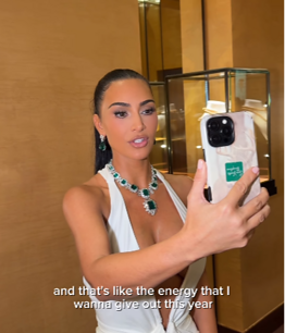 Kim Kardashian lució pronunciado escote con un histórico collar de Elizabeth Taylor Kim Kardashian lució pronunciado escote con un histórico collar de Elizabeth Taylor