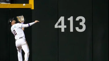 MLB: ¡Salvador! Lourdes Gurriel Jr. realiza una increíble atrapada de espaldas (+Video)