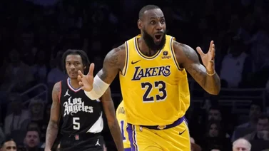NBA: LeBron James se quita el zapato en pleno partido y la termina clavando (+Video)