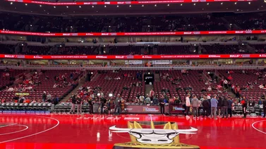 Fanático encesta de media cancha en la NBA y se lleva miles de dólares (+Video)