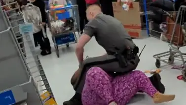 EEUU: Afroamericana se viraliza por destrozar Walmart y gritar insultos racistas (+Video)