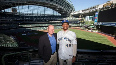 MLB: Prospecto cubano firma con Cerveceros de Milwaukee para la temporada 2024