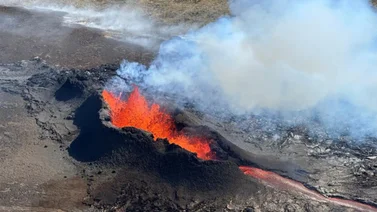 Tras 800 años sin entrar en erupción, sistema volcánico amenaza con acabar con un pueblo pesquero en Islandia