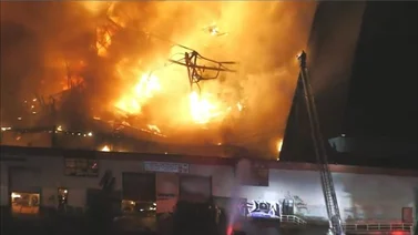 Cierran una autopista y declaran estado de emergencia por incendio industrial en Los Ángeles