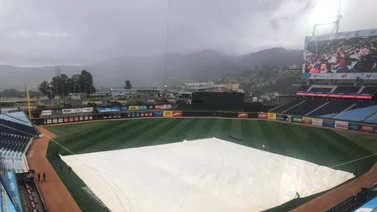 LVBP: La lluvia hace de las suyas e interrumpe el duelo entre Leones y Tigres