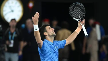 ¡No se salvaron! Esto le hizo Djokovic a sus raquetas pese a llevarse una nueva victoria(+VIDEO)