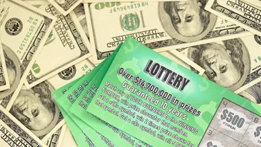 Un hombre ganó el premio gordo de la lotería y dice que fue gracias a un inesperado suceso