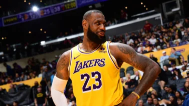 NBA: ¡Como el vino! LeBron James rompió múltiples récords en noche histórica con los Lakers (+Video)