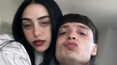 ¿Son o no son? Mira lo ‘acarameladitos’ que llegaron Peso Pluma y Nicki Nicole a los Latin Grammy 2023 (+Video)