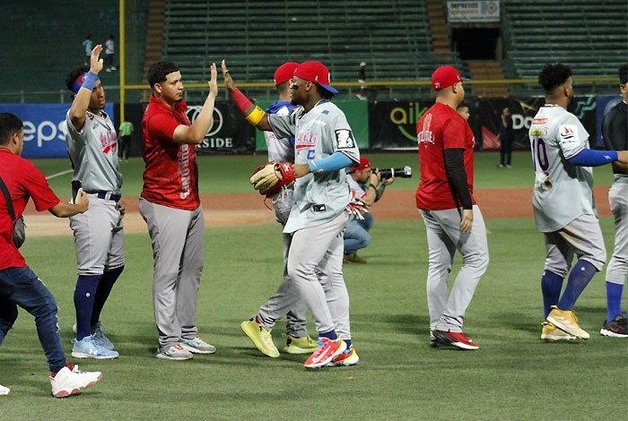 LVBP: Tiburones Barre A Caribes En Puerto La Cruz Y Se Mete En La Pelea