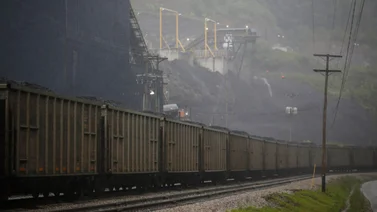 ¡Kentucky en emergencia! Un tren se descarriló y derramó peligrosa sustancia 