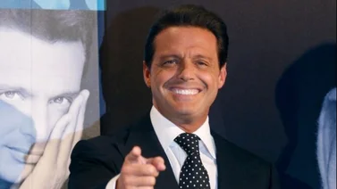 Tachan de "abusivo" a Luis Miguel por un polémico beso que dio en su concierto (+Video)