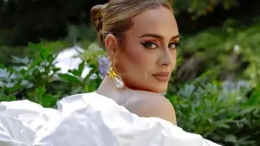 Adele confirma que se lanzó al agua con un apuesto hombre multimillonario (+Imágenes) Adele confirma que se lanzó al agua con un apuesto hombre multimillonario (+Imágenes)