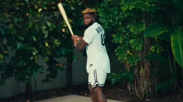 MLB: Mira como el cubano Luis Robert Jr. pasa las vacaciones con el cantante Myke Towers (+Video)