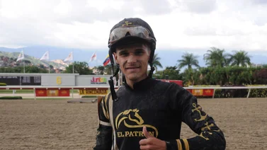 Yoelbis González resteado con este ejemplar que de ganar abonaría excelente dividendo
