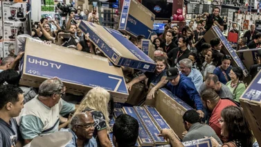 Largas colas y aglomeraciones en tiendas de EE.UU. por el Black Friday 2023