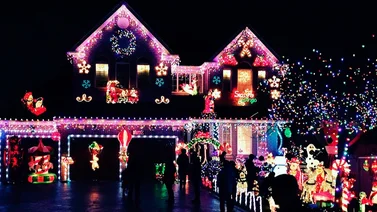 ¡Decoraciones impresionantes! Este barrio se tomó en serio las decoraciones navideñas