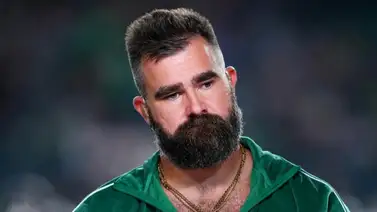 NFL: Jason Kelce destrozó el teléfono de un fanático que insultó a su hermano y a Taylor Swift (+Video) NFL: Jason Kelce destrozó el teléfono de un fanático que insultó a su hermano y a Taylor Swift (+Video)