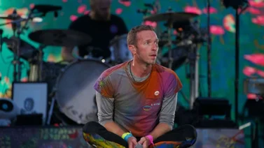 Vocalista de Coldplay sufre accidente en el escenario (+Video)
